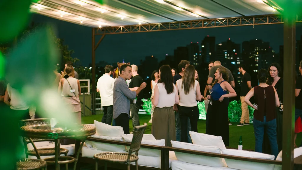 Pessoas conversando a noite em um dos jardins da Cosy Casa Mirante a noite