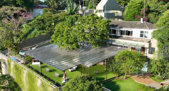 Foto vista de cima mostrando a Cosy Casa Mirante inteira em um Skyline